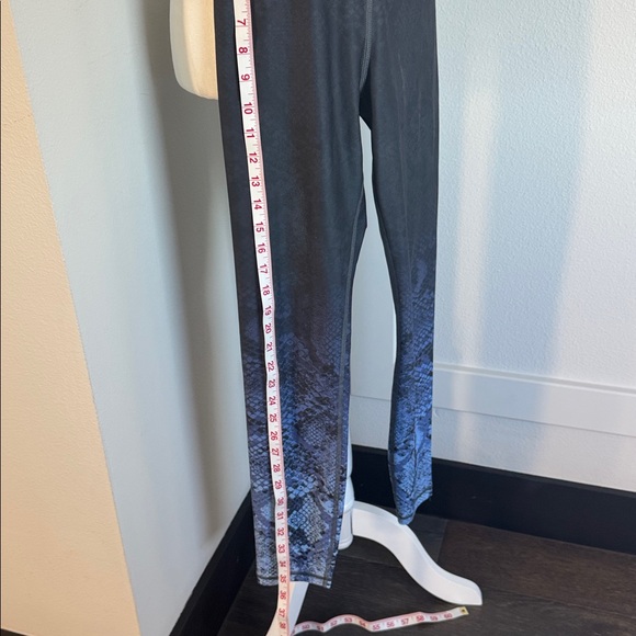 Carbon Snake Print Leggings - Picture 2 of 5